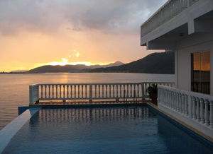 洪都拉斯近海現巖石別墅 四面環海